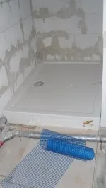 Waschtisch mit Armatur aus einem umgesetzten Bad